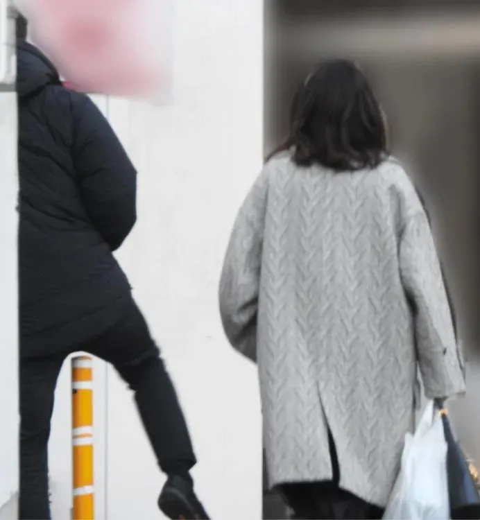 反町隆史（左）耍調皮跨過警示柱。翻攝《女性SEVEN》