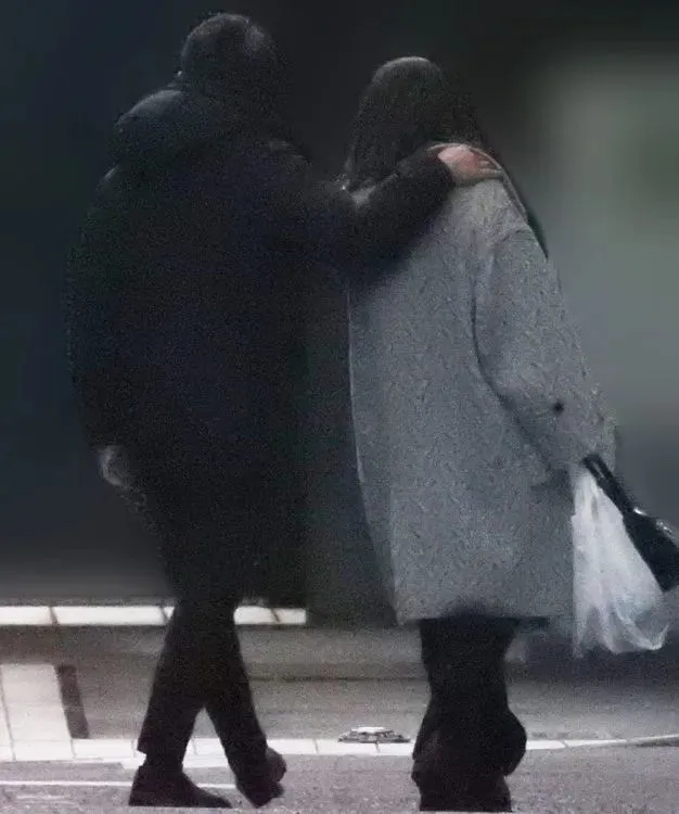 反町隆史（左）將手搭在松嶋菜菜子肩膀上。翻攝《女性SEVEN》