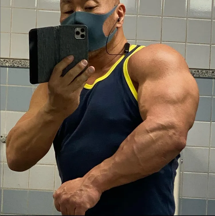 志村勝洋被網友封為「擁有日本第一上臂的男人」。翻攝IG/bigarm62.8cm