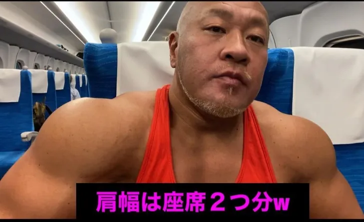志村勝洋雙臂壯碩到搭機時佔了兩個座位。翻攝IG/bigarm62.8cm
