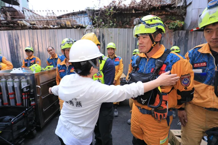 盧秀燕為搶救人員加油打氣。民眾提供