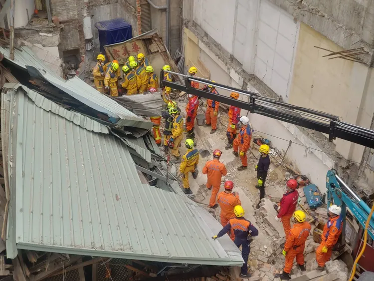 消防人員擔心災情擴大，只能利用微型工具及徒手挖掘。民眾提供