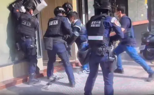 大哥的女人網路互嗆掀黑幫內戰 明仁會成頭號公敵!新北警攻堅逮32人