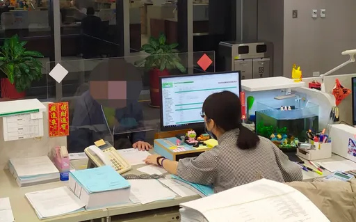 他月薪2萬騎車轉彎少做這件事　結果超慘！被重罰18萬9