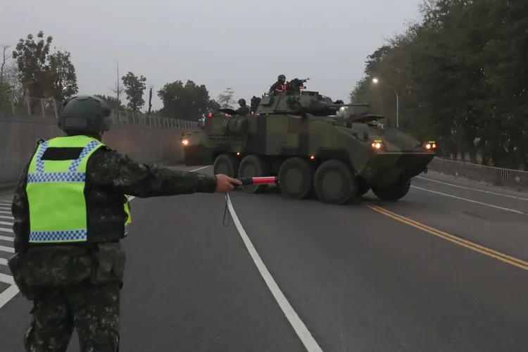 裝甲564旅作戰計畫演練實施戰術作戰行軍。翻攝畫面