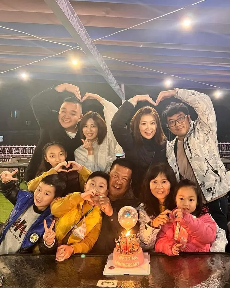 林道遠帶老婆小孩替岳父岳父慶祝結婚周年。翻攝林道遠臉書