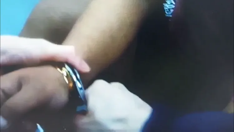 警方將他解送歸案。翻攝畫面