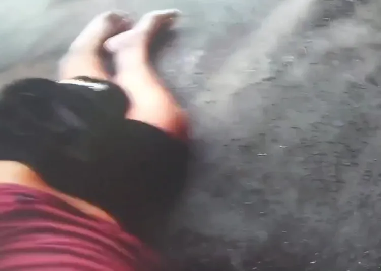 警方在公寓頂樓找到倒地的李男。翻攝畫面