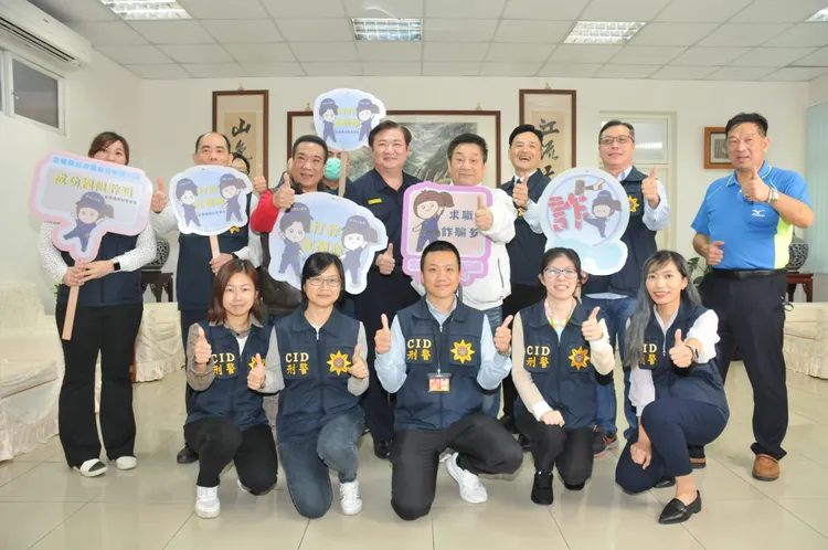 宜蘭縣警局長林武宏偕宜蘭刑警大隊團隊們與2位藝人合影留念。翻攝畫面