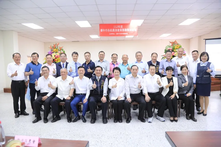盧秀燕出席台中市各級農漁會業務聯繫座談會，與農漁會幹部合影。市府提供