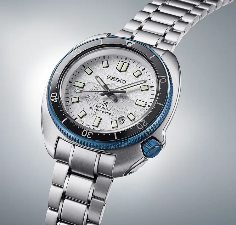SEIKO Prospex 1970年植村直己現代詮釋版，錶圈周圍以及錶冠的顏色，讓人聯想到圍繞在白朗峰四周的藍色陰影。品牌提供
