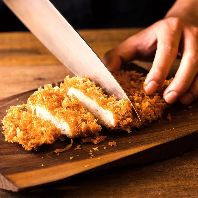 歡慶日本奪得本屆世界棒球經典賽冠軍，吉豚屋3／25至3／27推出單筆消費滿300元送腰內豬排一份。業者提供