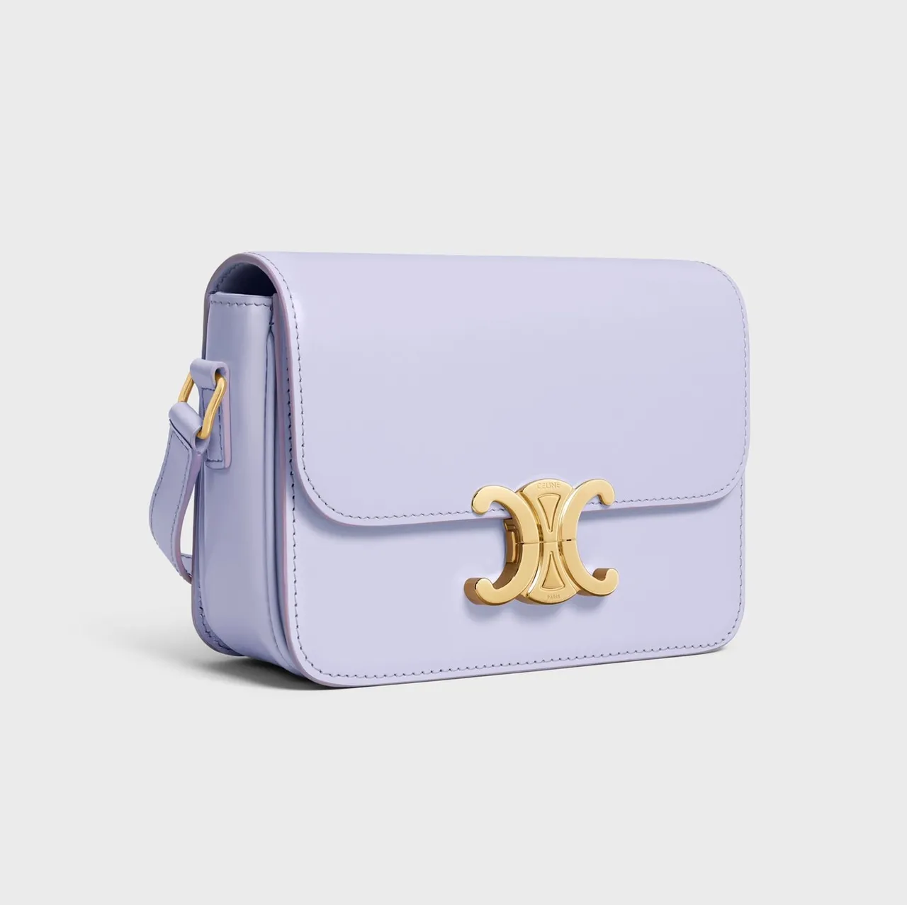 春夏新色款淡紫色亮面小牛皮Teen Triomphe肩背包,12萬5000元。品牌提供