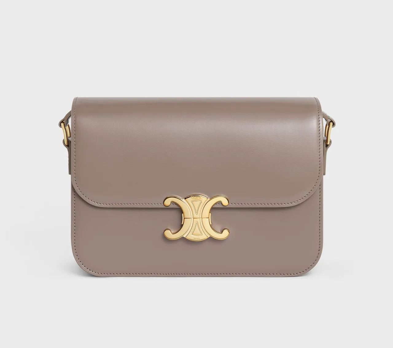 鵝卵石色亮面小牛皮Classoque Triomphe肩背包,13萬5000元。品牌提供