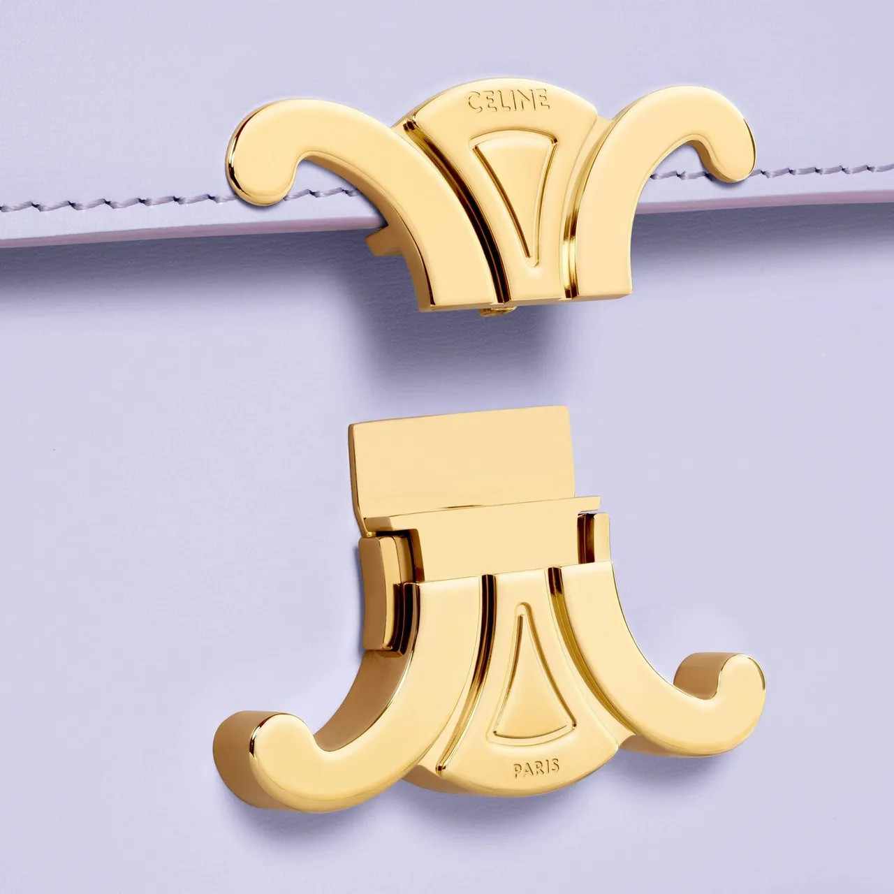 以巴黎凱旋門的鎖鍊環中獨特的鏡像雙C元素而設計出的獨特圖徽,成為Triomphe系列包款的金屬鎖扣鎖。品牌提供