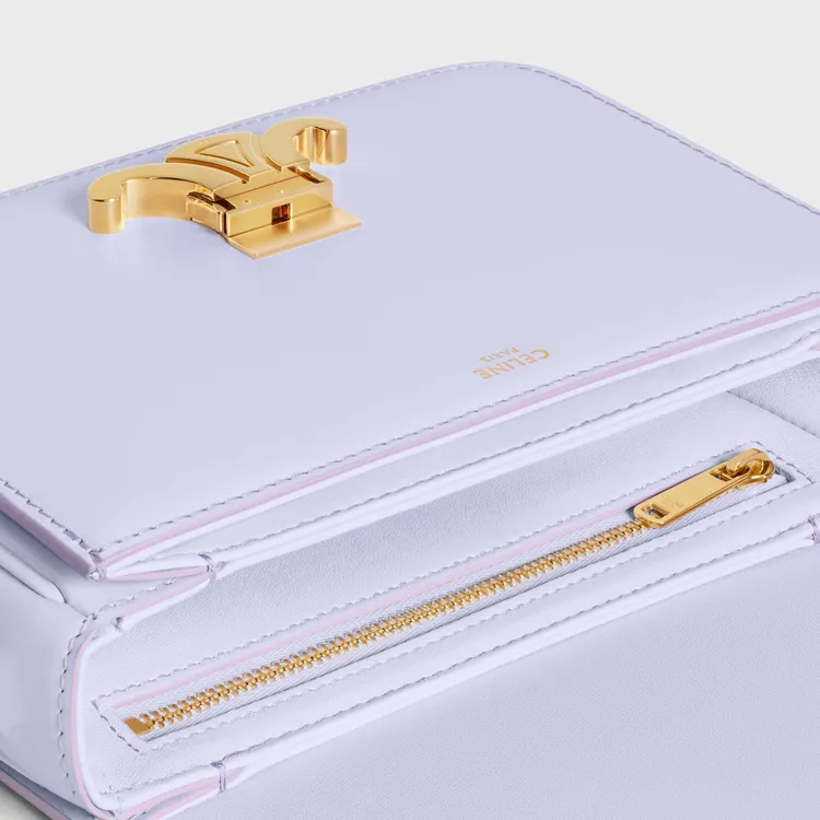 包款內部則規劃風琴摺內層及內側拉鍊口袋，能適切容納女性日常所需物品。品牌提供