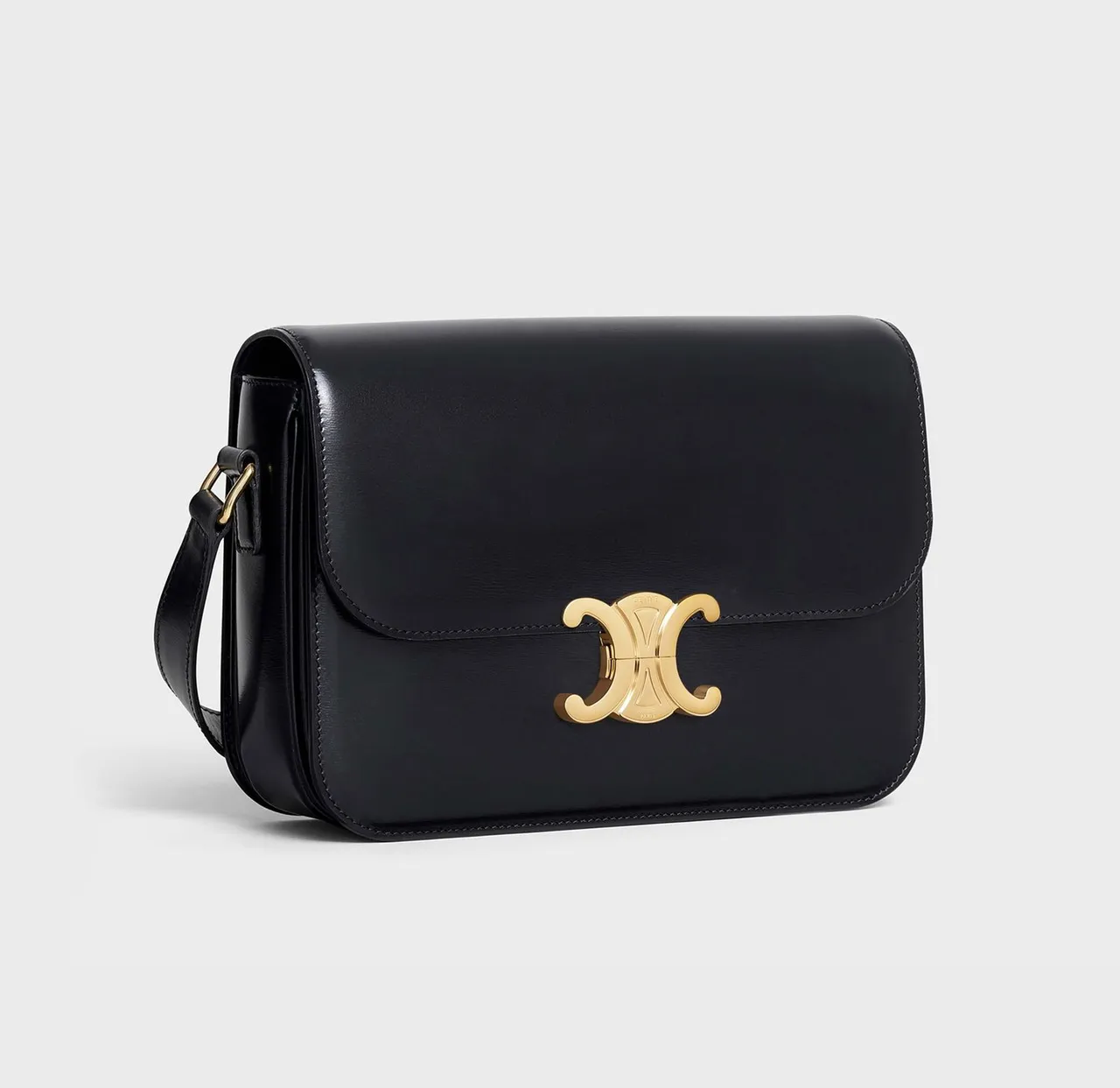 黝黑色亮面小牛皮Classoque Triomphe肩背包,13萬5000元。品牌提供