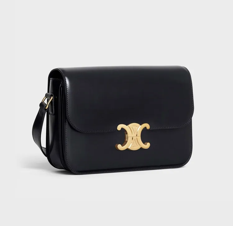 黝黑色亮面小牛皮Classoque Triomphe肩背包，13萬5000元。品牌提供