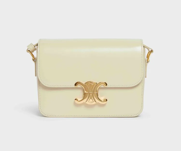 春夏新色款石灰色亮面小牛皮Teen Triomphe肩背包，12萬5000元。品牌提供