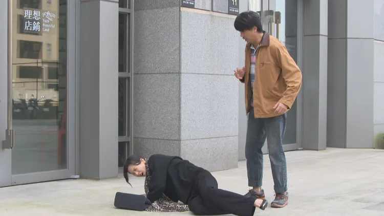 吳皓昇（右）面對楚宣的撒嬌不領情。民視提供