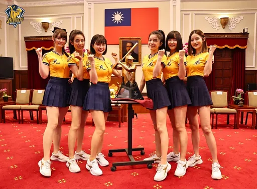 中信兄弟進總統府啦啦隊有跟!蔡英文也懂台式應援 短今卻發生這慘事