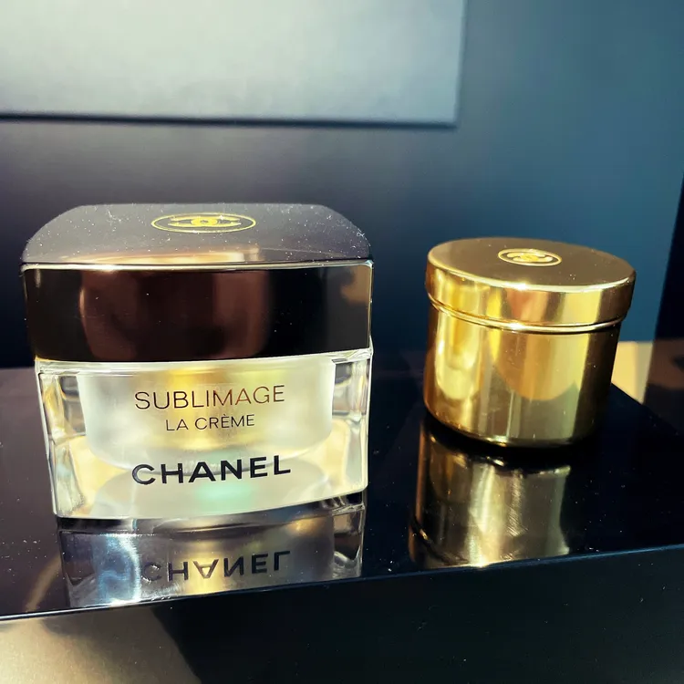 香奈兒奢華金燦賦活乳霜1萬5300元、填充瓶1萬3300元。張家玲攝