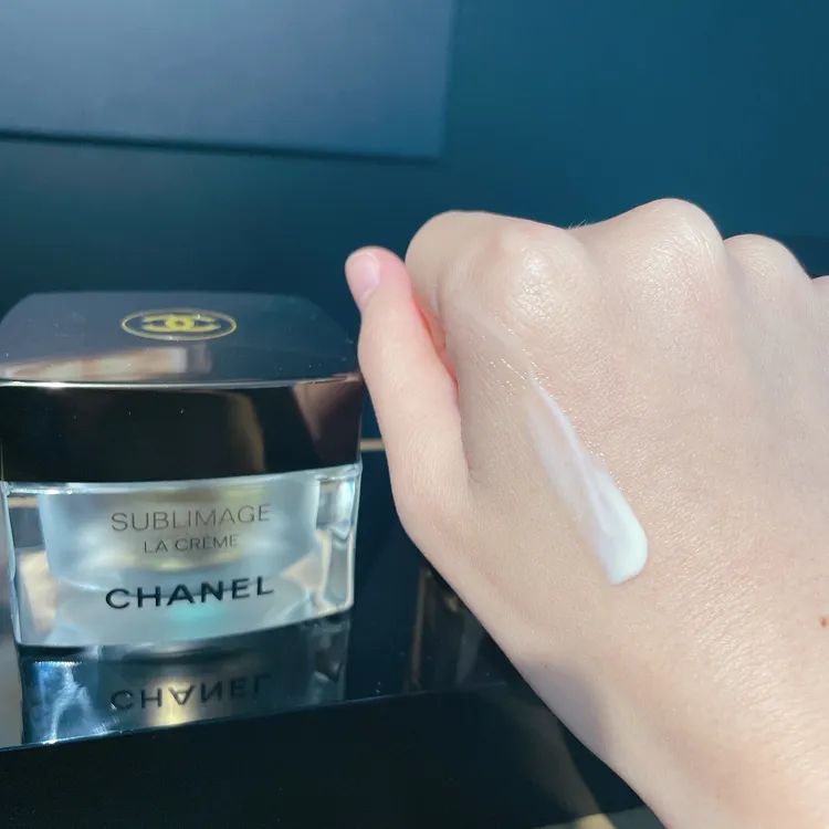 香奈兒奢華金燦賦活乳霜質地。張家玲攝