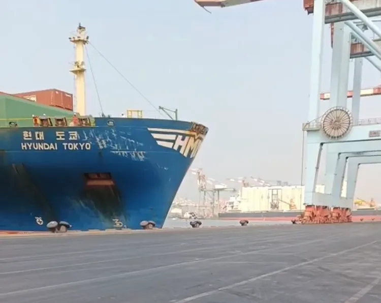塞浦路斯籍貨櫃船「現代東京輪」昨撞上高雄港碼頭。翻攝台灣記者聯盟資訊平台