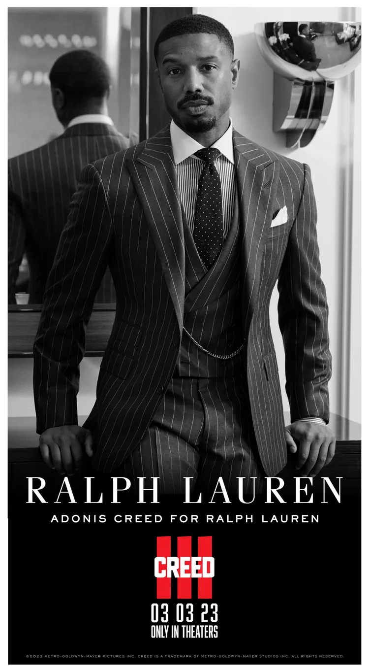 RALPH LAUREN為麥可B所飾演的「Adonis Creed」角色，設計打造灰色及海軍藍條紋雙排扣西裝。品牌提供