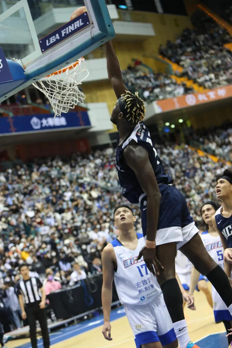 莫巴耶主宰籃下。   鄭孟晃攝