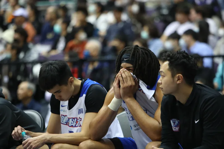 健行奪冠失敗球員傷心落淚。   鄭孟晃攝