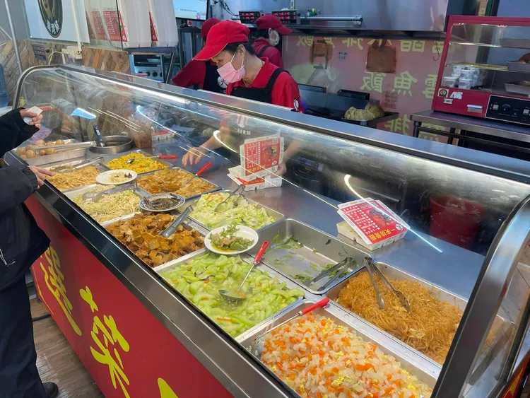 高雄一名網友到便當店買排骨飯，要求三格配菜全是滷蛋。翻攝臉書五甲好好逛