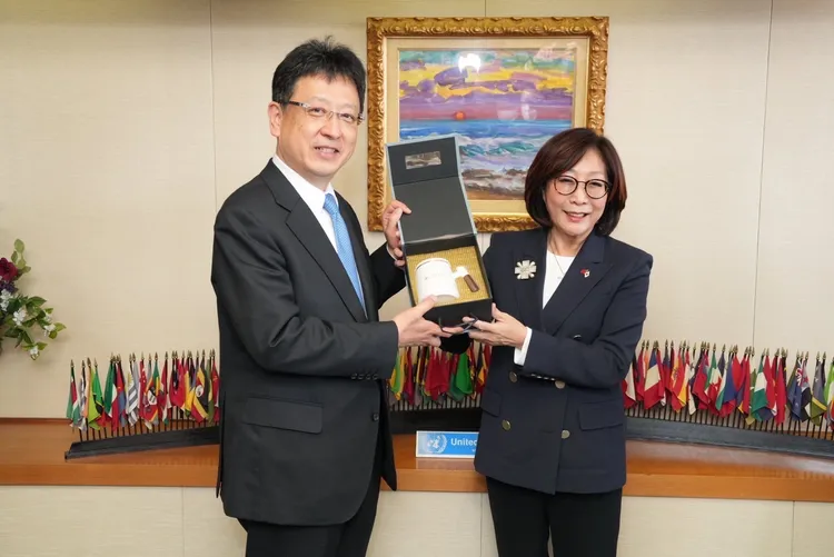 康裕成議長與熊本市大西一史市長交換禮品。高市府提供