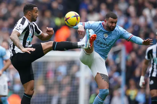 英超曼城球星慘了　酒吧醉到數度露鳥、供人逗鳥