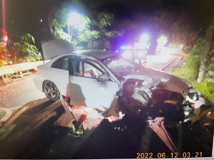 賓士車深夜甩尾，自撞路燈。翻攝畫面