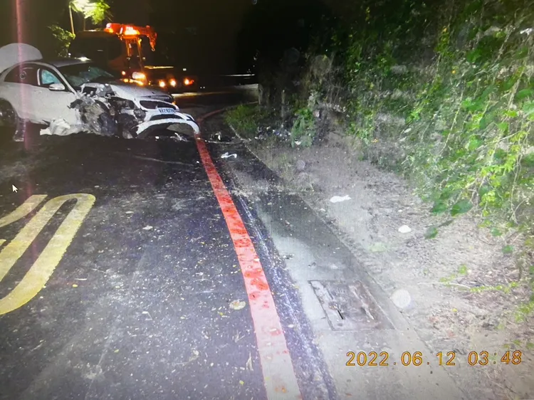 賓士車深夜甩尾，自撞路燈。翻攝畫面