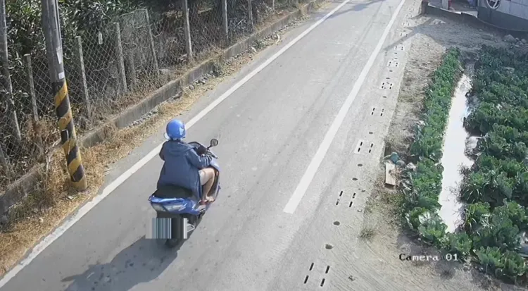 女賊相信星座幸運色，穿一身藍、騎乘藍色機車行竊。翻攝畫面