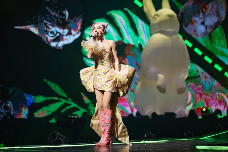 天后蔡依林也是MOSCHINO的忠實粉絲，曾在演唱會中多次選穿Jeremy Scott的設計。品牌提供