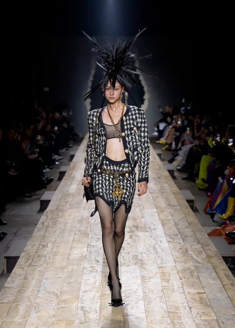 甫於2月米蘭時裝周中發表的MOSCHINO 2023秋冬女裝，算是Jeremy Scott暫別伸展台的謝幕之作。品牌提供