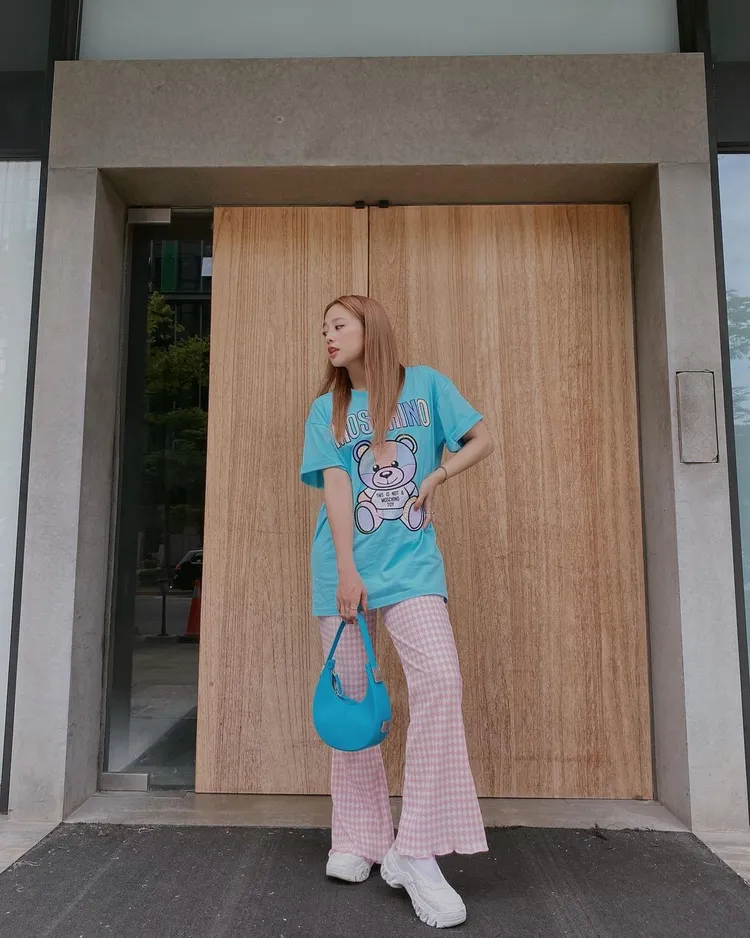 MOSCHINO經典的泰迪熊圖案T恤，已是包括鬼鬼吳映潔等眾多明星衣櫥內的必備單品。翻攝gemma_811 IG