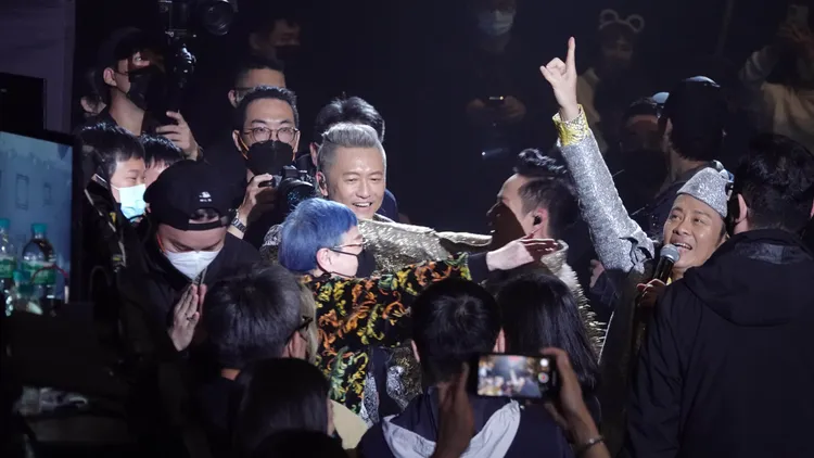 張小燕（藍髮女子）欣賞草蜢演唱會。彭欣偉攝