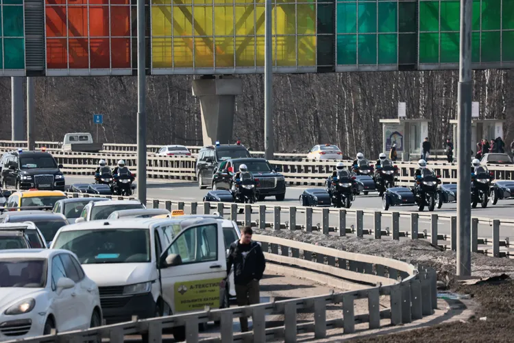 俄方以高規格迎接習近平到訪，並為了習近平車隊實施交通管制。美聯社