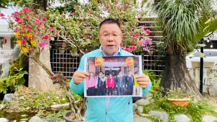 國民黨南市議員蔡育輝出示市長黃偉哲、立委賴惠員與王文宗同框畫面。南市議會國民黨團提供