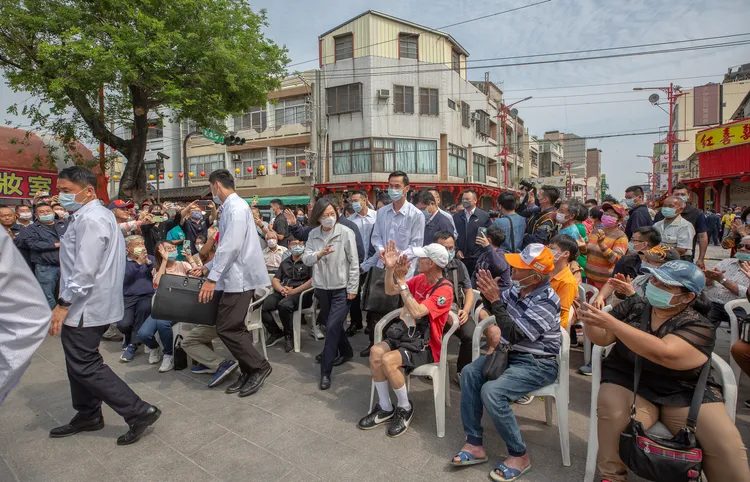 蔡英文下午到配天宮。府提供