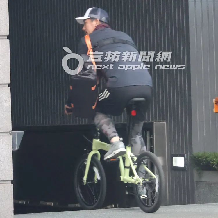 伊正把腳踏車牽進地下室停放。特勤中心攝