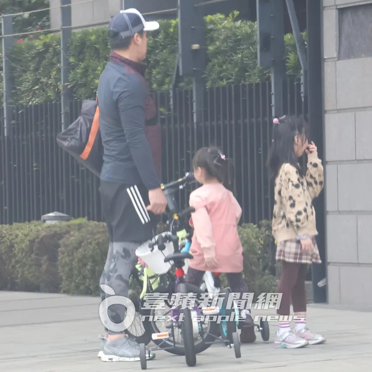 兩位前世情人在旁等伊正和鄒琳談完事情。特勤中心攝