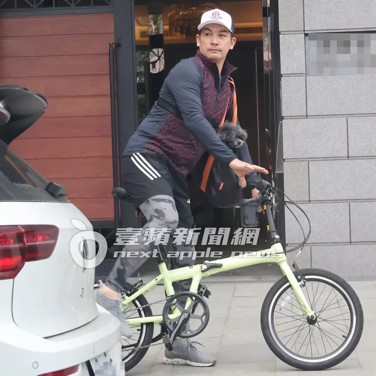 寵物袋裡的毛小孩探頭探腦，十分可愛。特勤中心攝