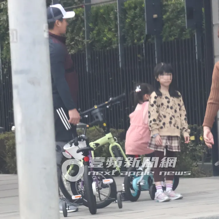 伊正在門外和嫩妻鄒琳比手畫腳討論事情。特勤中心攝