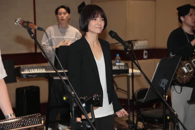 李心潔重當歌手準備登台表演非常緊張。彭欣偉攝