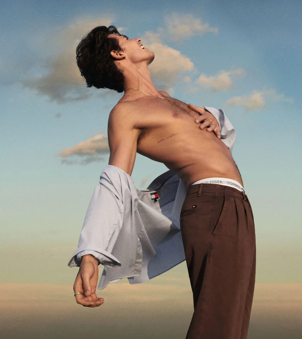 尚恩曼德斯上陣拍攝Tommy x Shawn春季系列形象照。品牌提供